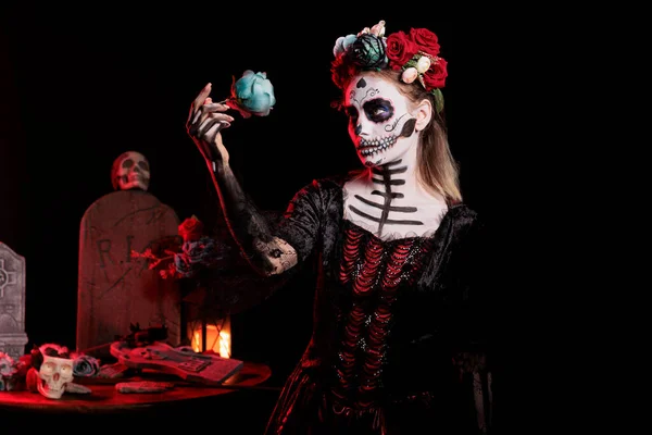 Siyah Beyaz Makyaj Yapan Meksika Cadılar Bayramı Ritüelini Kaldırmak Için — Stok fotoğraf