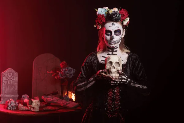 Enge Santa Muerte Poseren Met Schedel Studio Acteren Horror Mexicaanse — Stockfoto