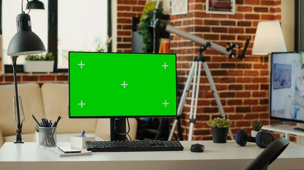 Greenscreen Bildschirm Auf Monitor Mit Leerem Wohnzimmertisch Arbeitsbereich Mit Blankem — Stockfoto