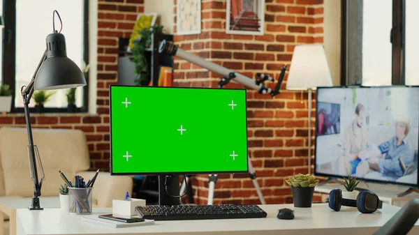 Monitörde Yeşil Ekran Şablonu Olan Boş Çalışma Tablosu Bilgisayarda Çalışan — Stok fotoğraf