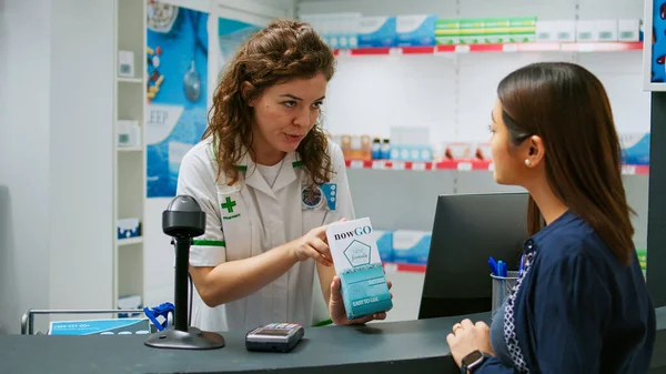 Trabajador Médico Explicando Productos Salud Cliente Asiático Mostrador Farmacia Hablando —  Fotos de Stock