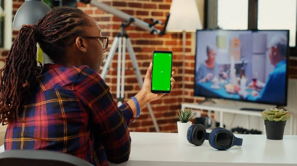 Dospělý Afroameričan Drží Svislé Poloze Smartphone Zelenou Clonou Sedí Doma — Stock fotografie