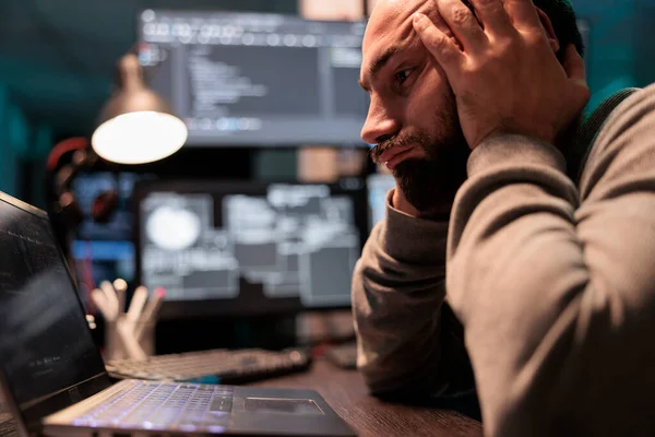 Stresszes Fejlesztői Programozó Szerver Adatbázis Frusztráltnak Érzi Magát Mesterséges Intelligencia — Stock Fotó