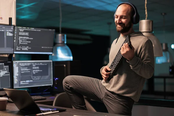 Προγραμματιστής Εφαρμογών Τραγουδώντας Και Παίζοντας Κιθάρα Πληκτρολόγιο Χρησιμοποιώντας Εξοπλισμό Πληροφορικής — Φωτογραφία Αρχείου