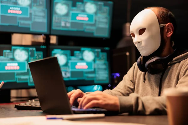 Teroris Cyber Memakai Server Database Hacking Hacker Dengan Tudung Melanggar — Stok Foto
