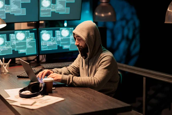 Hacker Pericoloso Che Lavora Sulla Violazione Della Sicurezza Creando Attacco — Foto Stock
