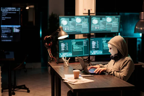 Scammer Maską Kaptur Hacking Bezpieczeństwa Serwera Instalowanie Wirusa Tworzenia Złośliwego — Zdjęcie stockowe