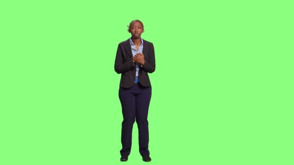 非裔美国女经理表现出震惊和害怕的样子 站在绿屏的背景上 浑身是劲 焦虑的女商人被吓坏了 害怕了 紧张了 害怕了 — 图库视频影像