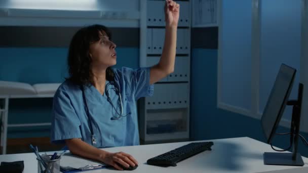 간호사가 교대근무중 엑스레이를 있어요 사무실에서 폐방사선 분석을 있어요 일하는 — 비디오