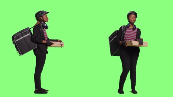 Afrikanischer Kurier Mit Pizzakartons Zum Mitnehmen Ganzkörper Greenscreen Frau Trägt — Stockvideo