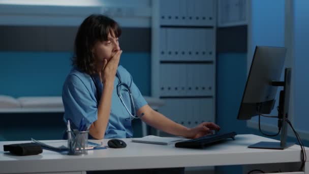 Enfermera Médica Estresada Cansada Pie Escritorio Trabajando Durante Horas Tratamiento — Vídeos de Stock