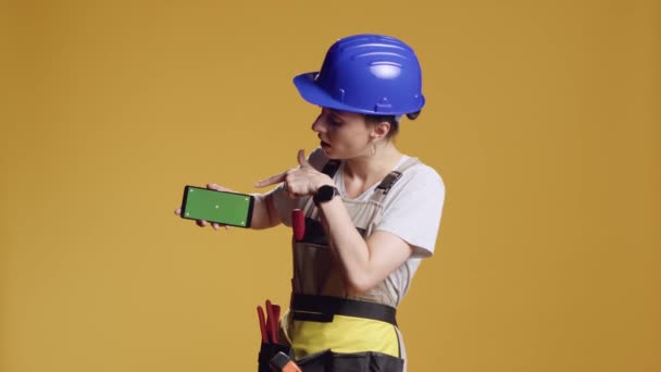 Portret Silnej Złotej Rączki Trzymającej Smartfona Zielonym Ekranem Reklamujący Odizolowany — Wideo stockowe