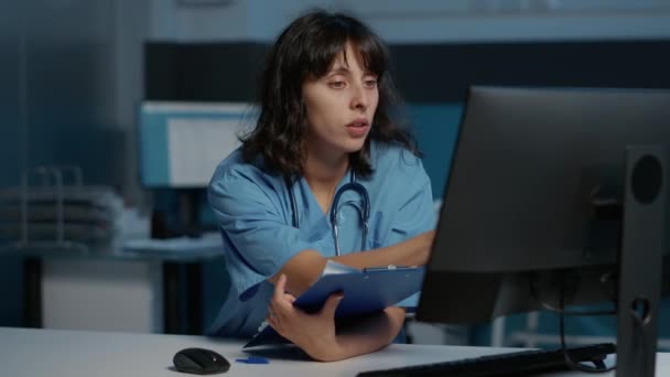 Hastalık Raporlarını Kontrol Eden Hekim Hemşire Hastane Ofisinde Gece Vardiyasında — Stok video