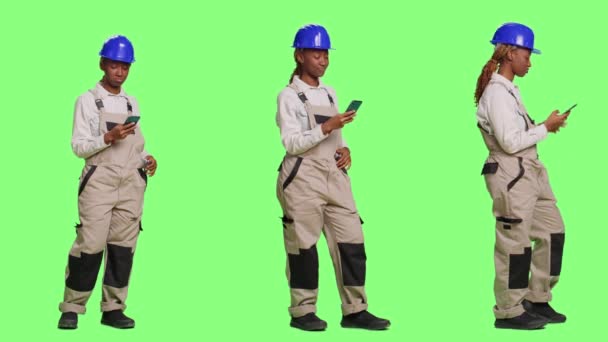 Trabajadora Construcción Utilizando Aplicación Para Teléfonos Inteligentes Fondo Pantalla Verde — Vídeos de Stock