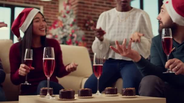 Olika Människor Dricker Glas Vin Semestern Festlighet Kontoret Med Julpynt — Stockvideo