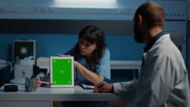 Assistant Médical Tenant Dispositif Pointant Vers Écran Vert Tout Discutant — Video