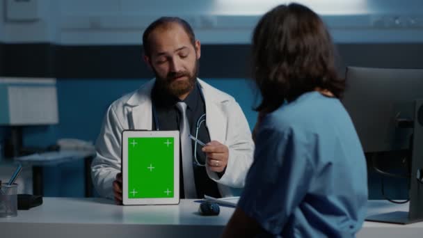 Médico Sosteniendo Dispositivo Digital Apuntando Plantilla Clave Croma Pantalla Verde — Vídeos de Stock