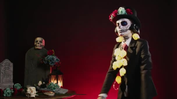 Ölüm Tanrıçası Kostümlü Kadın Müzik Eşliğinde Dans Ediyor Kulaklıkla Şarkı — Stok video