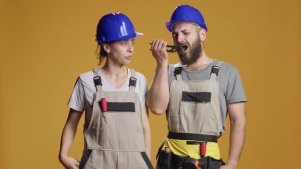 Zespół Zmęczonych Robotników Budowlanych Czuje Się Senny Przed Naprawą Pracuje — Wideo stockowe