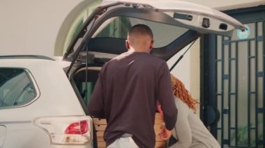 Fast food kuryesi, ofis binasındaki insanlara devasa pizza kutuları getiriyor, bagajdan istifleri çıkarıyor. Dişi pizzacı servis servisi müşterilerine paket paket yiyecek veriyor..