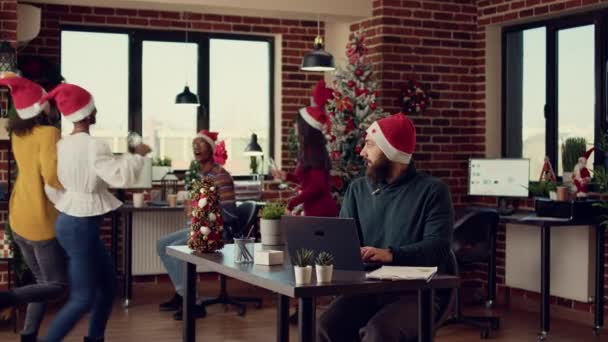 Employee Being Frustrated Christmas Holiday Festivity Startup Office Trying Work — Stock Video