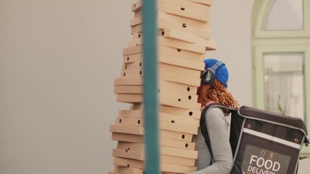 Roekeloze Bezorger Die Pizzadozen Laat Vallen Bange Koerier Vlucht Voor — Stockvideo