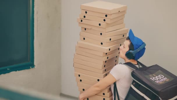 Tollpatschiger Lebensmittelkurier Der Versucht Herunterfallende Pizzakartons Aufzufangen Sich Ängstlich Verhält — Stockvideo