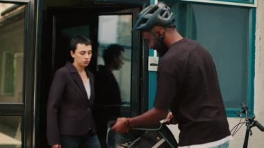 Kızgın kadın yemek dağıtım elemanına bağırıyor, yemek siparişiyle ilgili sorun var diye bağırıyor. Afro-Amerikan kurye düşüncesiz çılgın müşterilerle uğraşıyor, yanlış yiyecek torbası veriyor. El kamerasıyla..