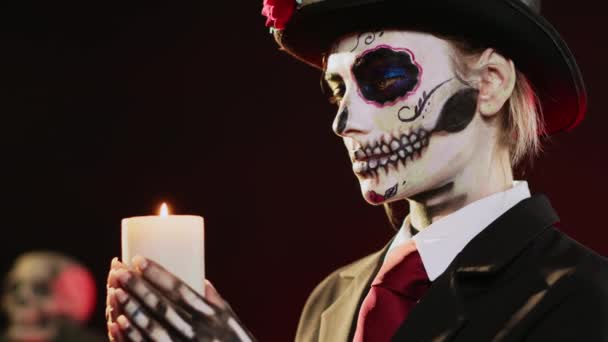 스튜디오에서 촛불을 트리나 의상을 산타무에 모델이다 멕시코의 할로윈을 기념하는 날입니다 — 비디오