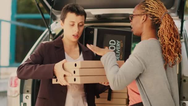 Африканський Американець Який Доставляє Посилки Багажника Автомобіля Дає Купи Піци — стокове відео