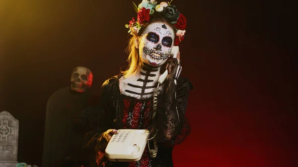Assustadora dama da morte com maquiagem de festival e fantasia de halloween  para celebrar o feriado mexicano de dios de los muertos. mulher assustadora  como santa muerte com coroa de flores, dia