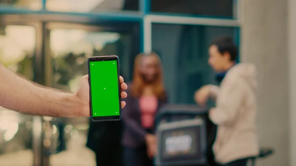 Dışarıdaki Akıllı Telefondan Yeşil Ekran Görüntüsünü Gösteren Kişi Müşteri Kapısında — Stok fotoğraf