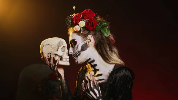 Horror Santa Muerte Mirando Cráneo Estudio Vistiendo Disfraz Espeluznante Halloween —  Fotos de Stock