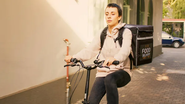 Courrier Féminin Porte Entrée Client Livrer Repas Midi Vélo Équitation — Photo