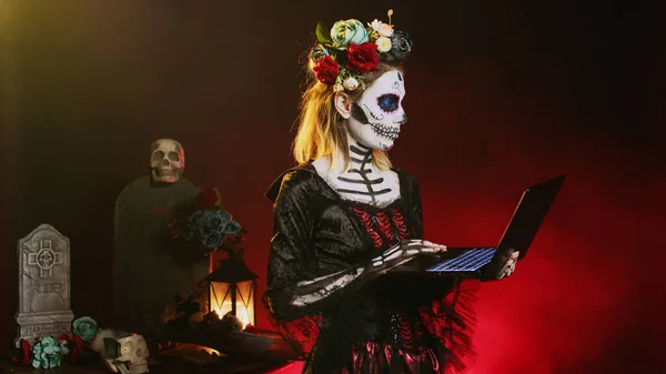 Donna Spettrale Con Costume Halloween Che Tiene Computer Portatile Posa — Foto Stock
