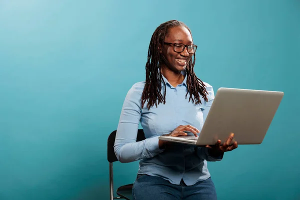 Vreugdevolle Mooie Vrouw Met Draagbare Moderne Computer Staan Blauwe Achtergrond — Stockfoto