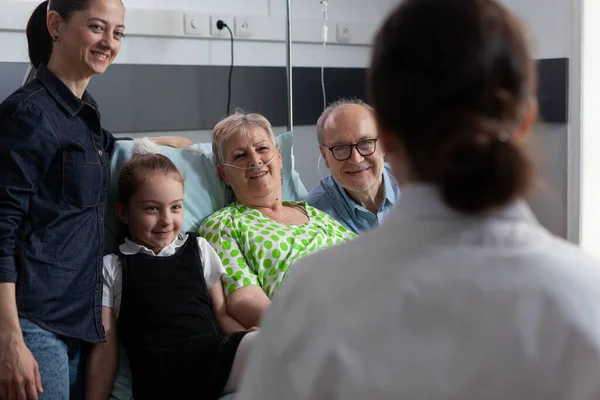 Vrouwelijke Arts Bezoekt Oudere Vrouw Rustend Sanatorium Bed Verpleegster Controleert — Stockfoto
