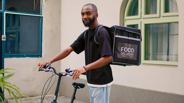 Correio Americano Africano Feliz Esperando Cliente Fora Andando Bicicleta Com — Fotografia de Stock