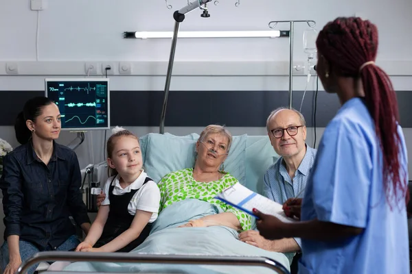 Familie Hoort Goed Nieuws Grootmoeder Gezondheidstoestand Van Huisarts Geriatrisch Ziekenhuis — Stockfoto