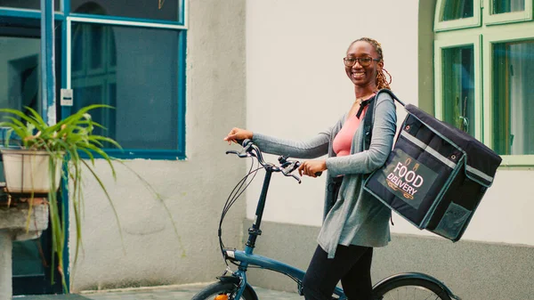 Молодая Женщина Работает Курьером Велосипеде Помощью Рюкзака Доставляет Еду Бумажном — стоковое фото