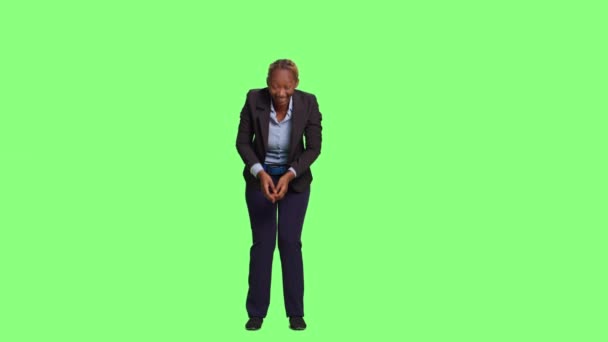 Ofis Müdürü Esniyor Yerinde Bitkin Hissediyor Yeşil Perde Arkasında Duruyor — Stok video