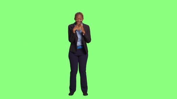 Neşeli Bir Kadın Yeşil Ekranda Gülüyor Flört Ediyor Samimi Bir — Stok video