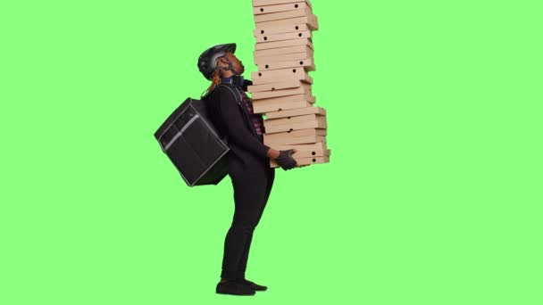 Працівник Ресторану Піцерія Доставляє Коробки Піци Купу Несучи Рюкзак Величезний — стокове відео