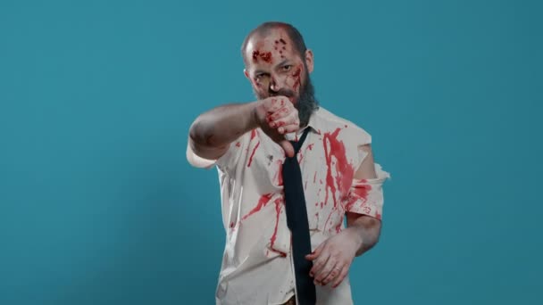 Потворний Безглуздий Зомбі Дає Великі Пальці Вниз Знак Руки Стоячи — стокове відео