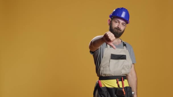 Portræt Bygningsarbejder Giver Tommelfingre Ned Studiet Viser Misbilligelse Uenighed Gør – Stock-video