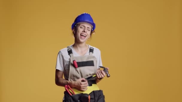 Portrait Silly Contractor Playing Air Guitar Hammer Doing Dance Moves — Stock Video