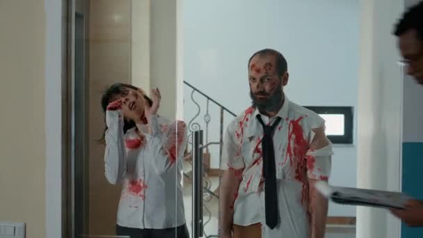 Страшные Зомби Кровавыми Ранами Пытающиеся Проникнуть Офис Апокалиптические Жуткие Монстры — стоковое видео
