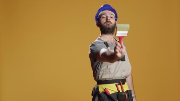 Portrait Travailleur Construction Utilisant Pinceau Couleur Paitn Pour Travailler Sur — Video