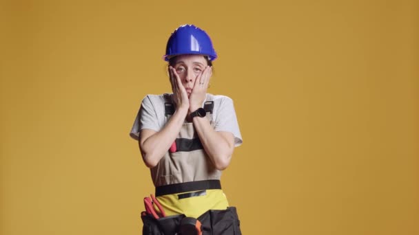 Porträt Einer Schlafmüden Heimwerkerin Die Auf Dem Bau Arbeitet Einschläft — Stockvideo