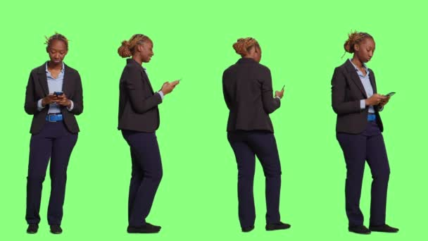 全身绿屏背景 女商人使用智能手机 在手机上上网浏览 在社交媒体网站上浏览彩色背景的年轻人 — 图库视频影像